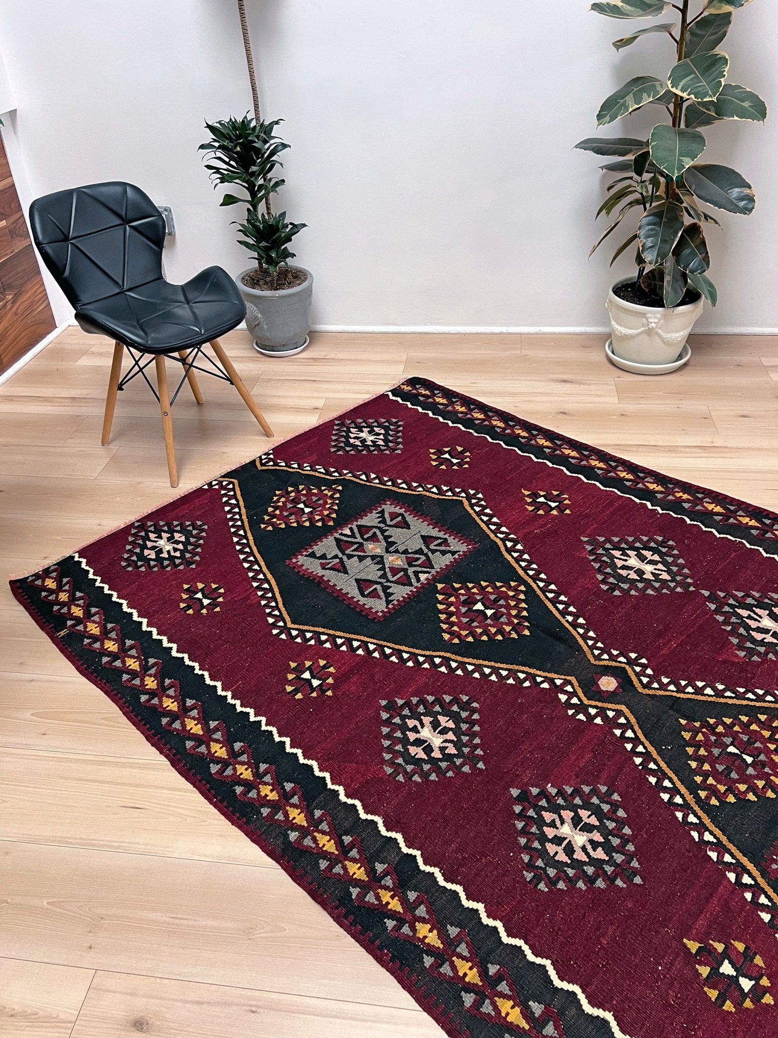 kayseri vintage turkish rug shop Sf Bay Area. Buy handmade wool flatweave rug store california. Vibrant color warm color rug in living room setting. 