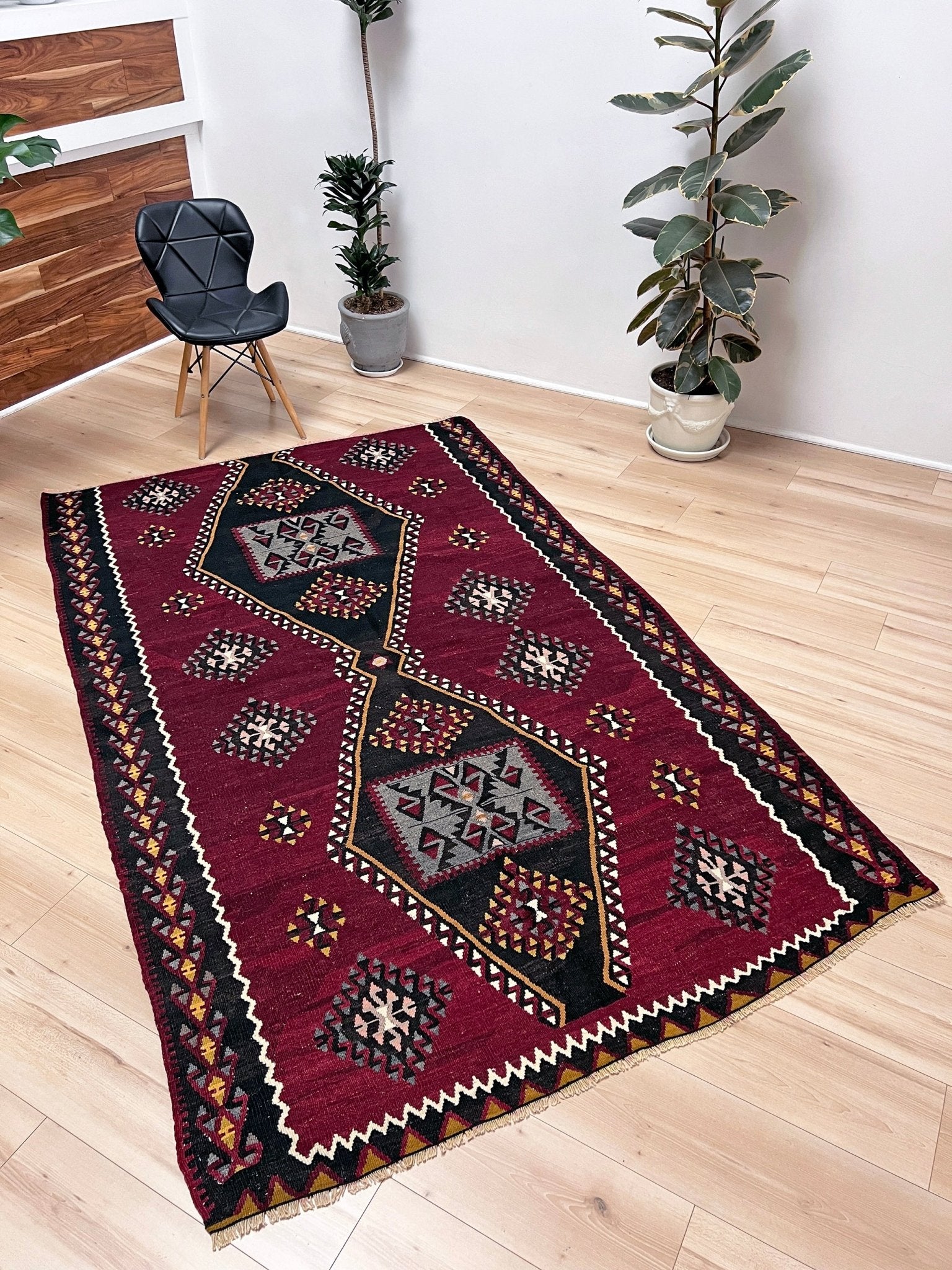 kayseri vintage turkish rug shop Sf Bay Area. Buy handmade wool flatweave rug. Vibrant color warm color rug in living room setting. 