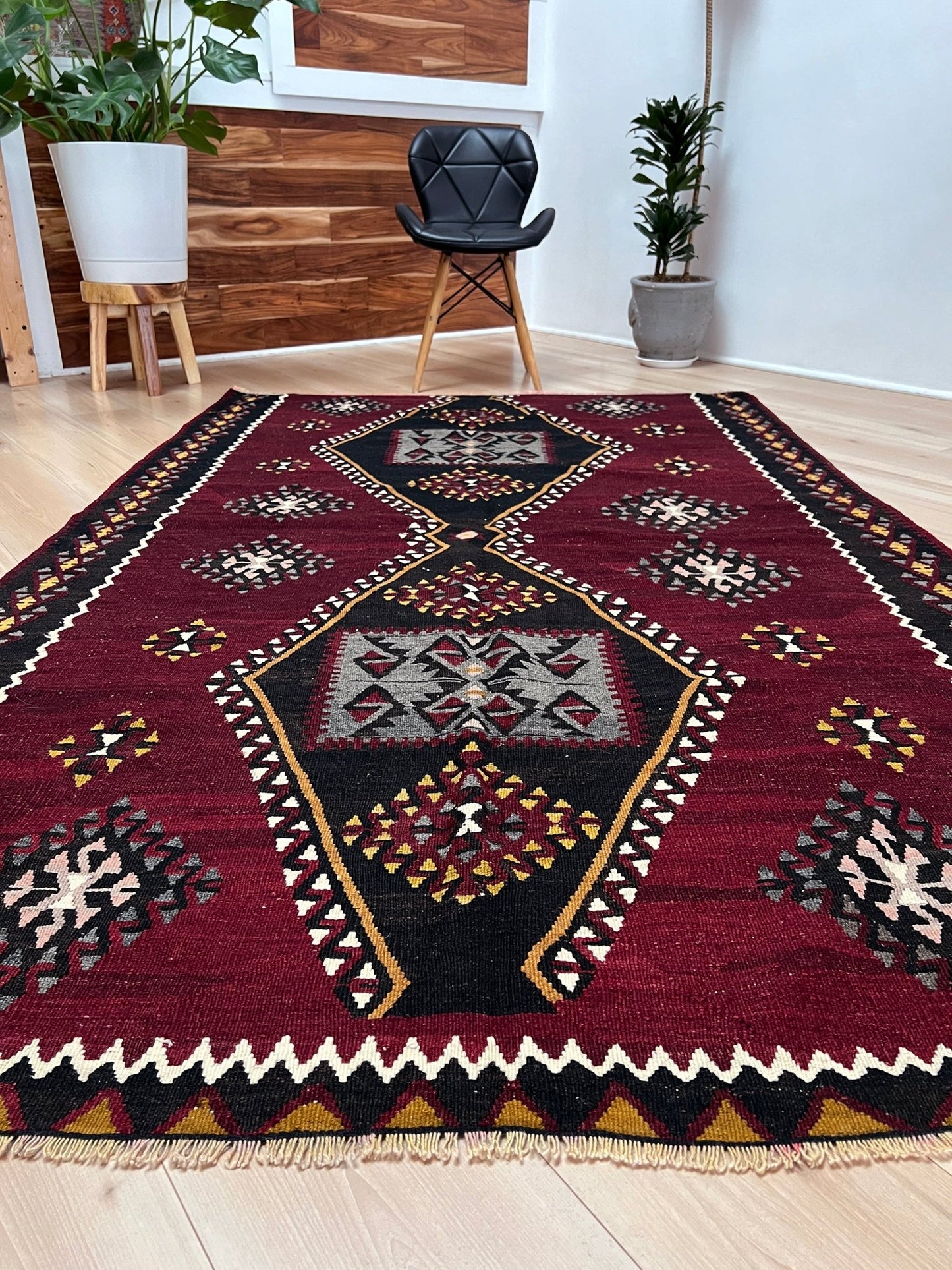 kayseri vintage turkish rug shop Sf Bay Area. Buy handmade wool flatweave rug store california. Vibrant color warm color rug in living room setting. 