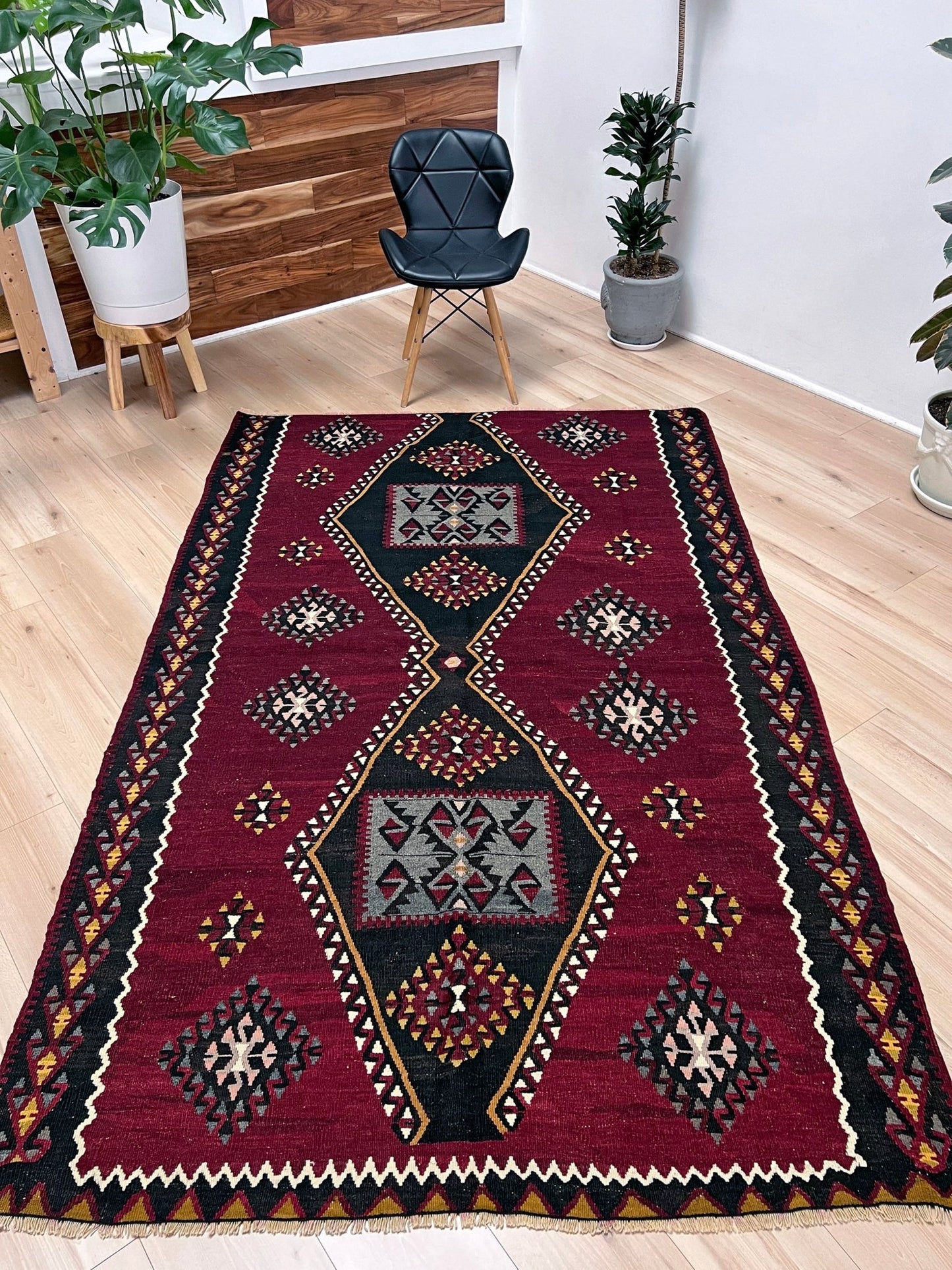 kayseri vintage turkish rug shop Sf Bay Area. Buy handmade wool flatweave rug store california. Vibrant color warm color rug in living room setting. 