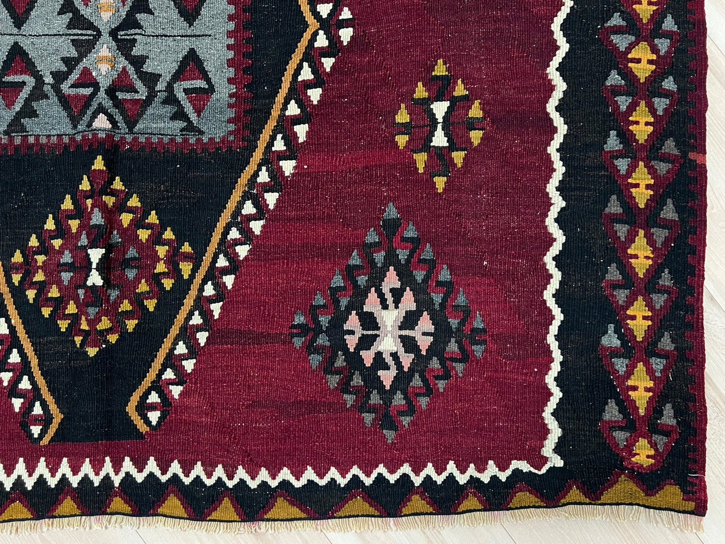 kayseri vintage turkish rug shop Sf Bay Area. Buy handmade wool flatweave rug store california. Vibrant color warm color rug in living room setting. 