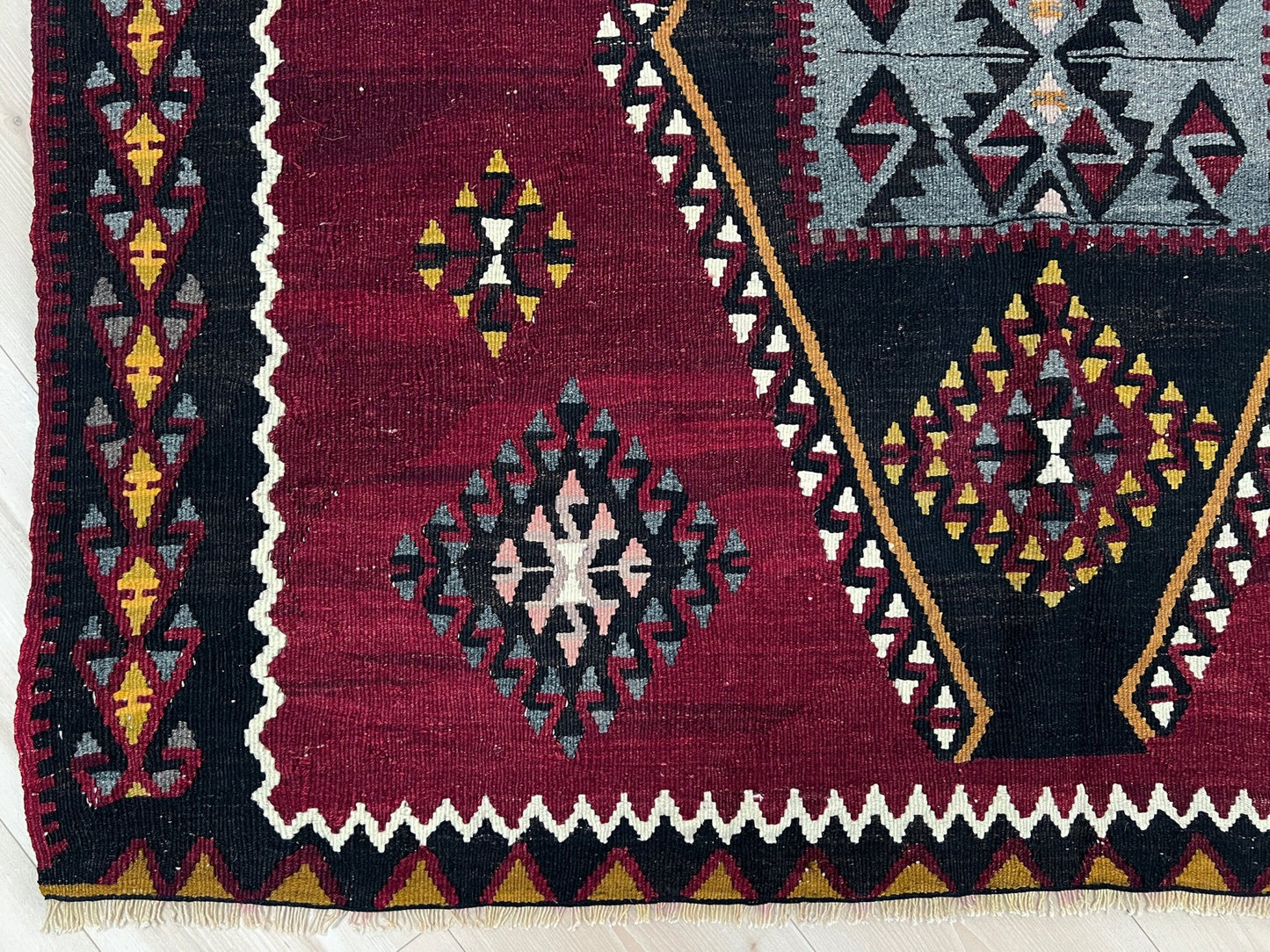 kayseri vintage turkish rug shop Sf Bay Area. Buy handmade wool flatweave rug store california. Vibrant color warm color rug in living room setting. 