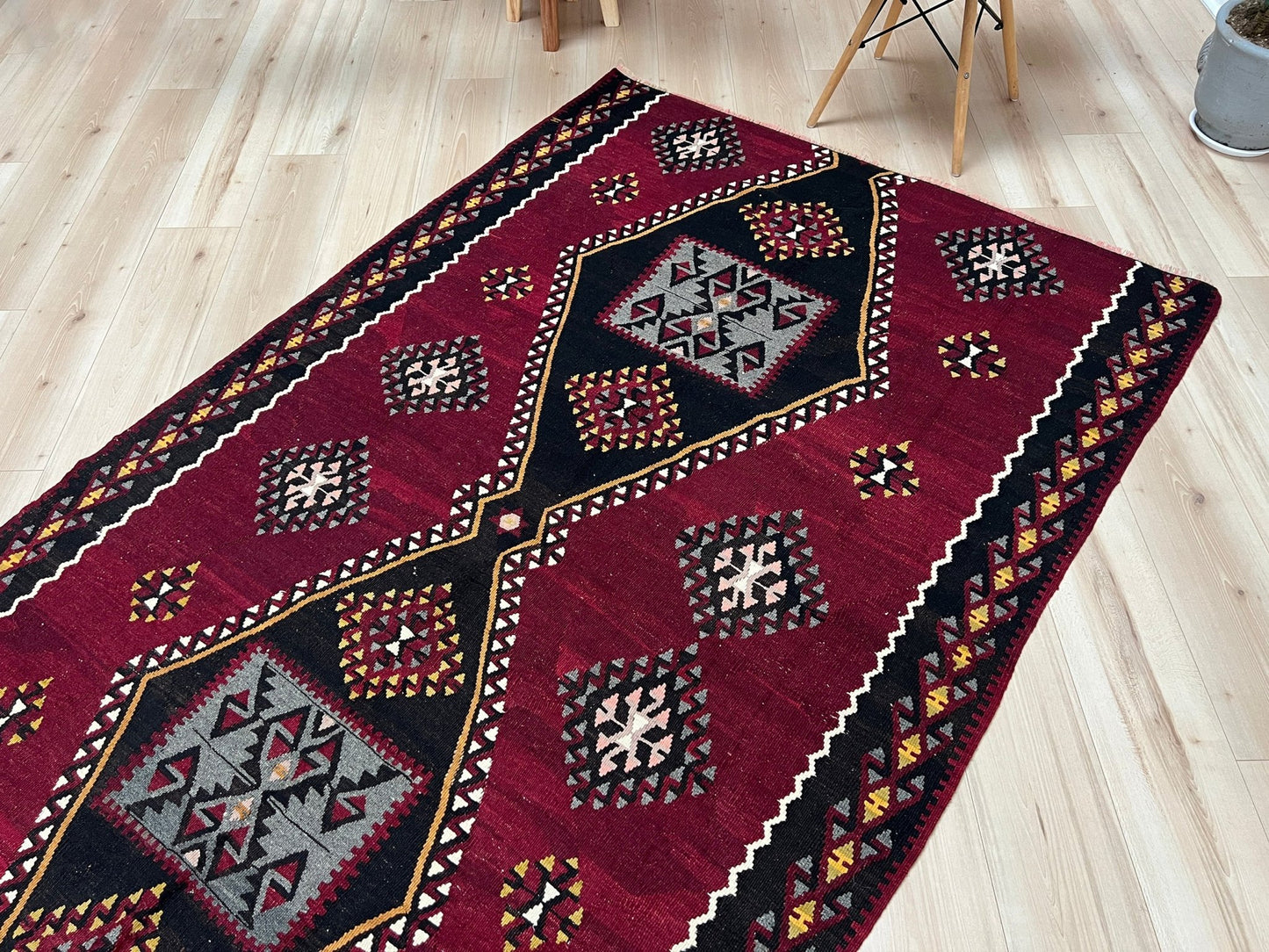 kayseri vintage turkish rug shop Sf Bay Area. Buy handmade wool flatweave rug store california. Vibrant color warm color rug in living room setting. 